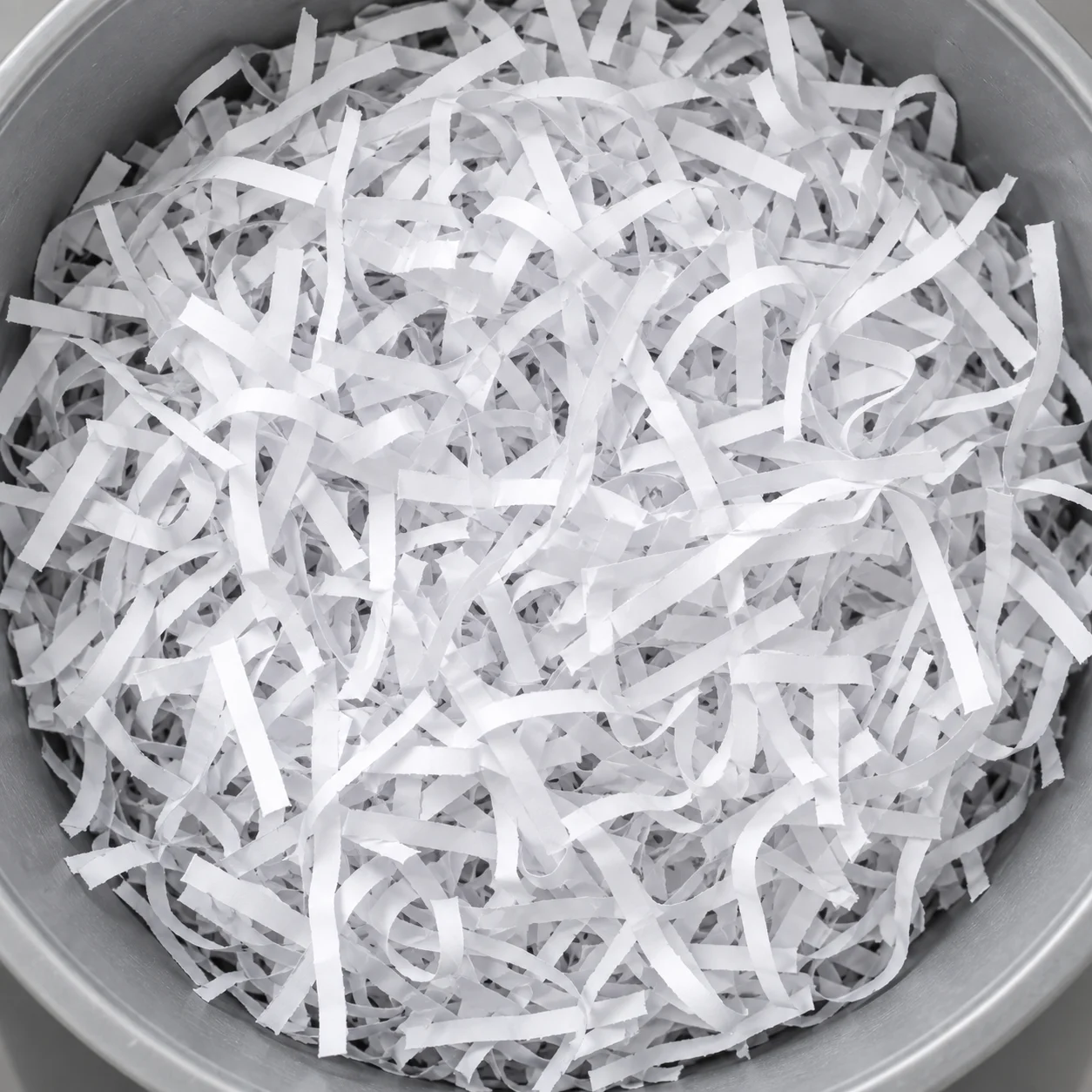 Detalle de papel reducido a pequeños fragmentos